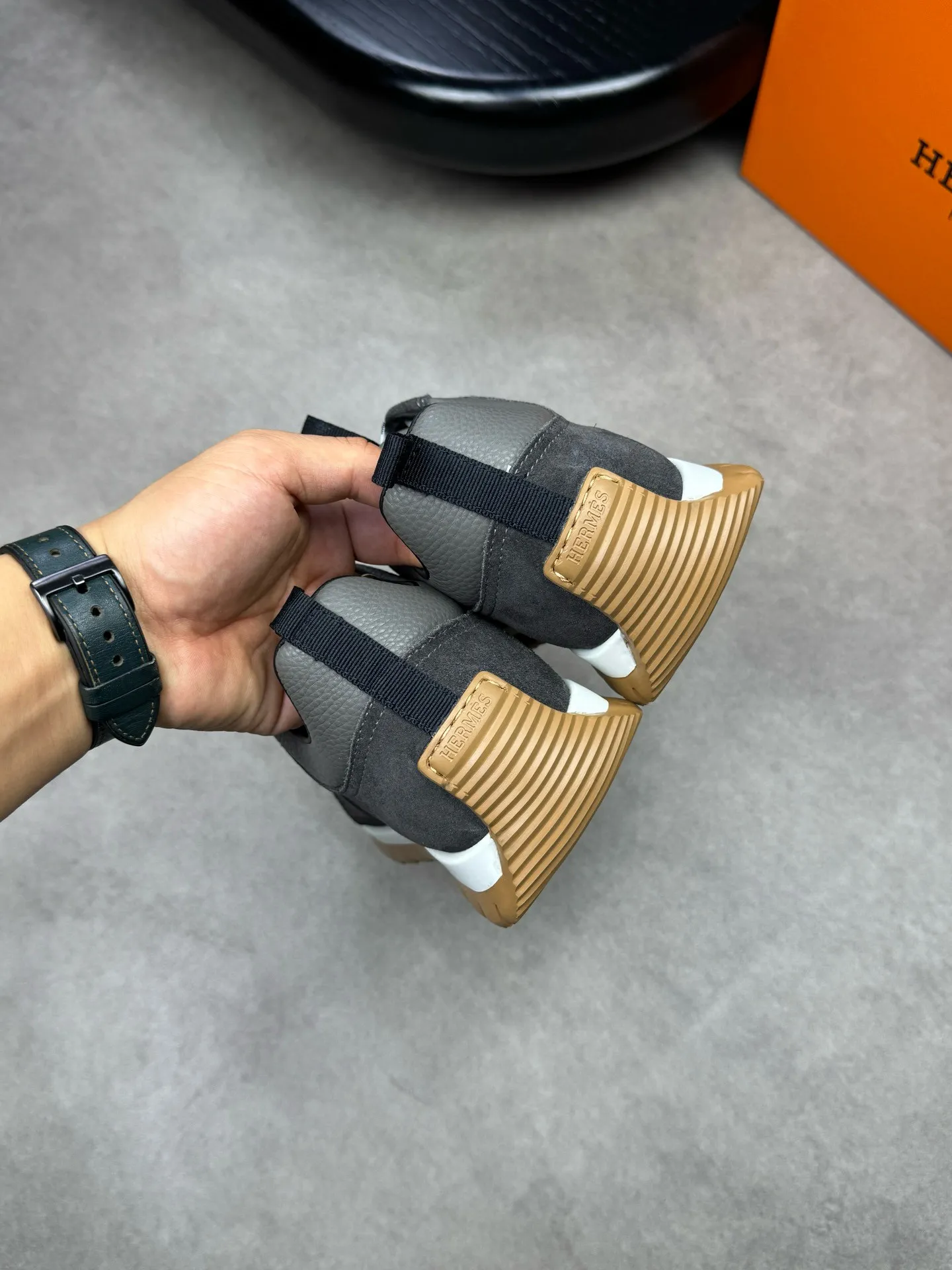 [HERMES] Hermes men's shoes 💰: 800💰 - High-end quality original items 🔍🔍🔍 casual sports shoes - Upper: 🔝 pebbled calfskin, suede calfskin, shoe body forged ´H´ totem, tongue webbing injection molded brand logo - Lining: brand canvas, foot pads; water-dyed cowhide -Outsole: Ultra-light T men's shoes 💰U foam; two-color molded outsole -Ultra-high quality control and fine workmanship: highlighted (high-end, extravagance, grade) -Size: 38-44 (45, can be customized)